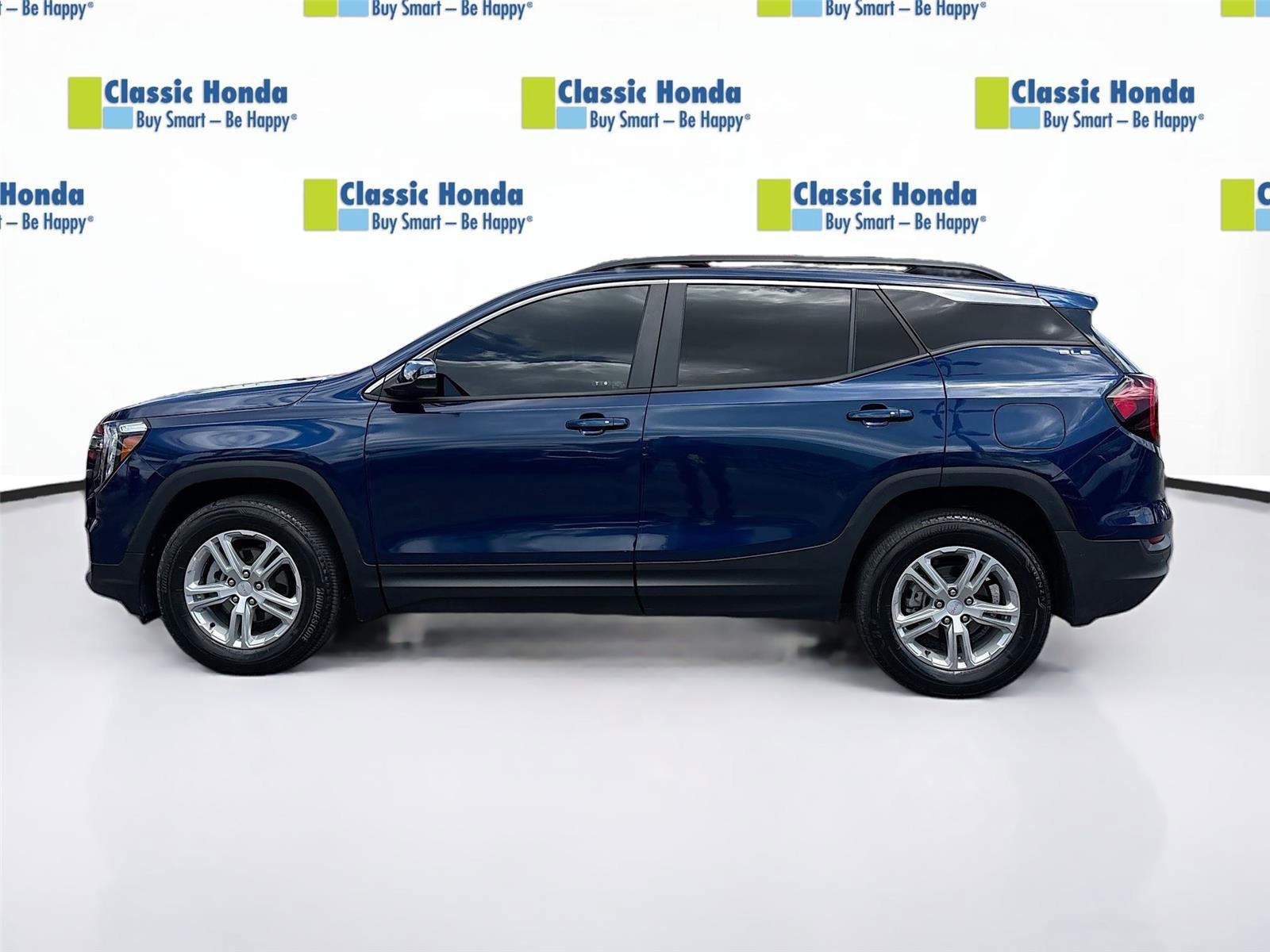 Used 2023 GMC Terrain SLE w/ Driver Convenience Package AWD/4WD image 4