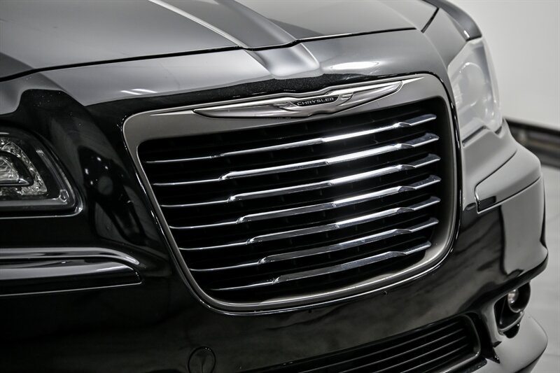 Used 2013 Chrysler 300 C RWD image 4