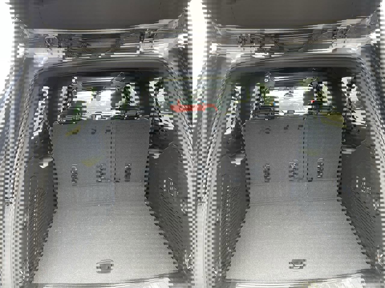 Used 2024 Chevrolet Suburban Z71 w/ Luxury Package image 27