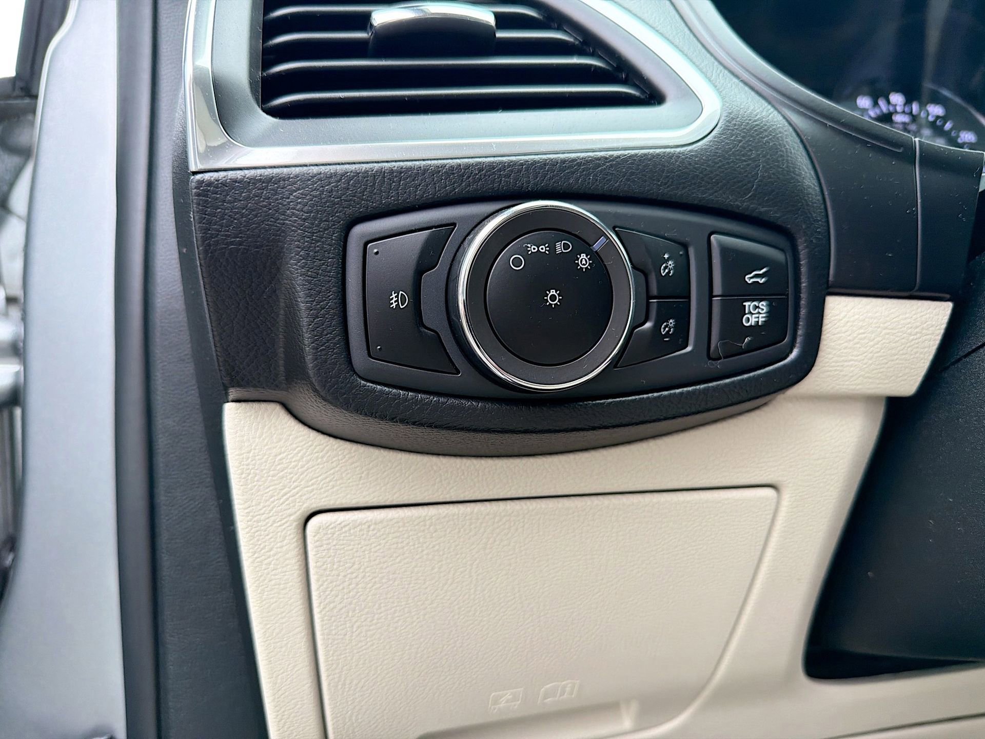 Used 2023 Ford Edge Titanium AWD/4WD image 12