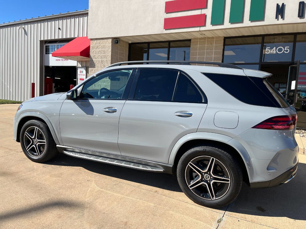 Used 2024 Mercedes-Benz GLE 450e 4MATIC image 3