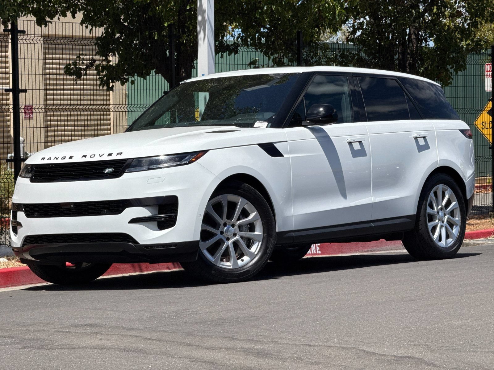 Used 2025 Land Rover Range Rover Sport SE AWD/4WD image 2