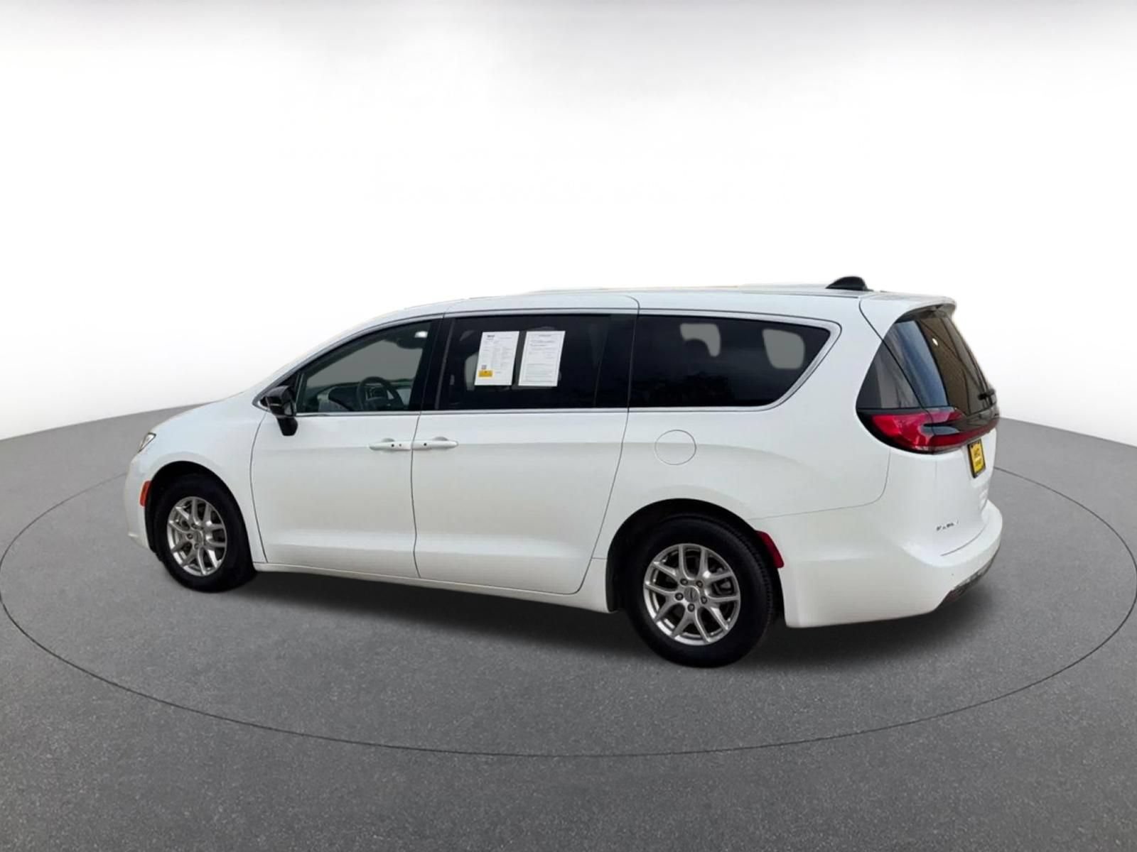Used 2025 Chrysler Pacifica Select FWD image 9