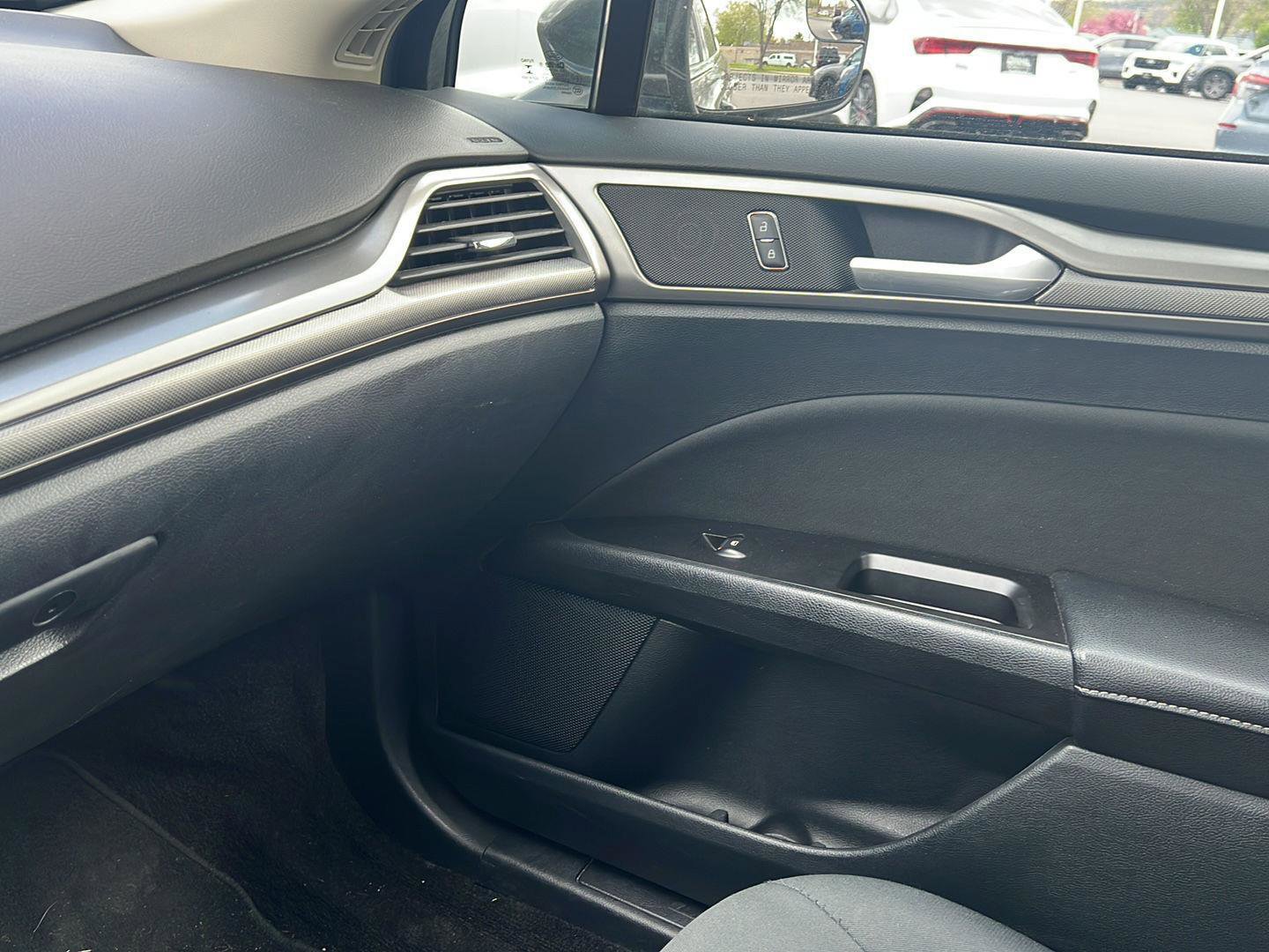 Used 2017 Ford Fusion SE FWD image 21