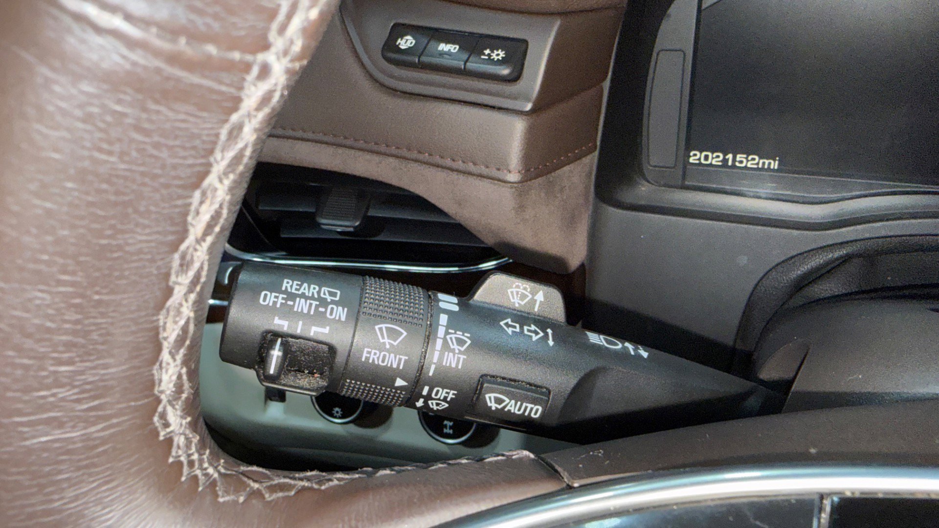 Used 2015 Cadillac Escalade Luxury image 95