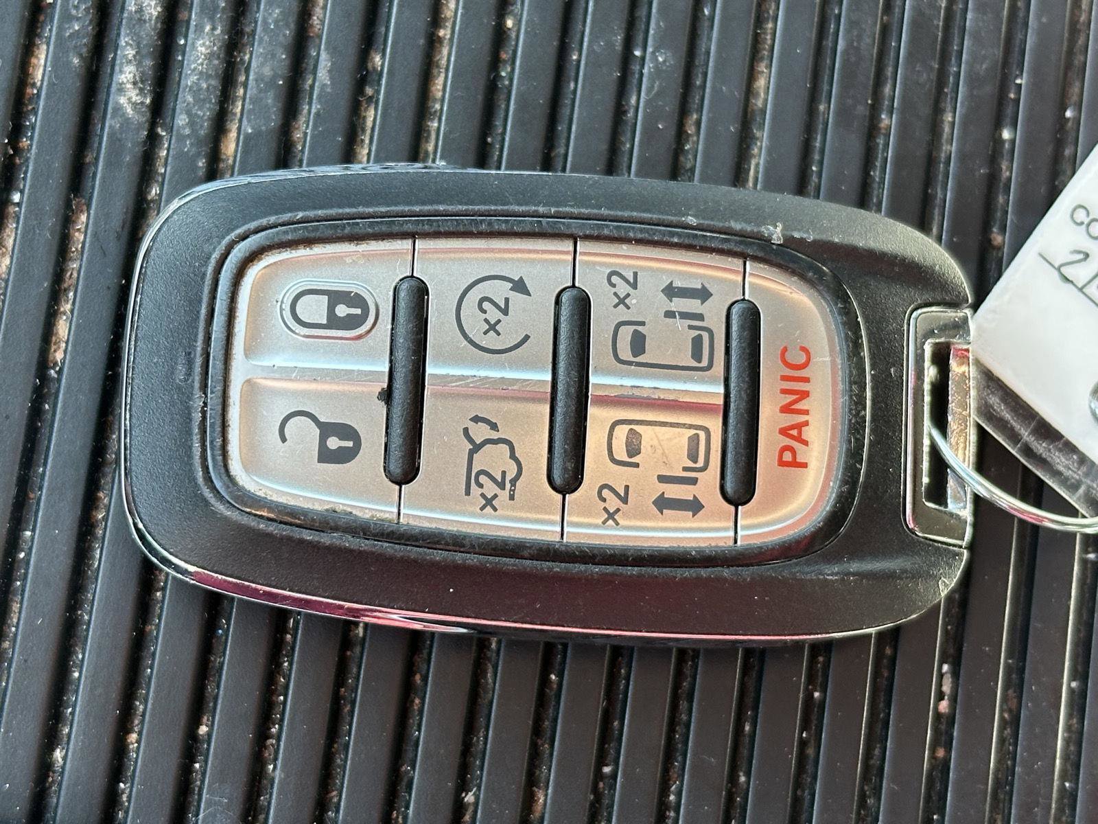 Used 2022 Chrysler Pacifica Touring-L FWD image 14
