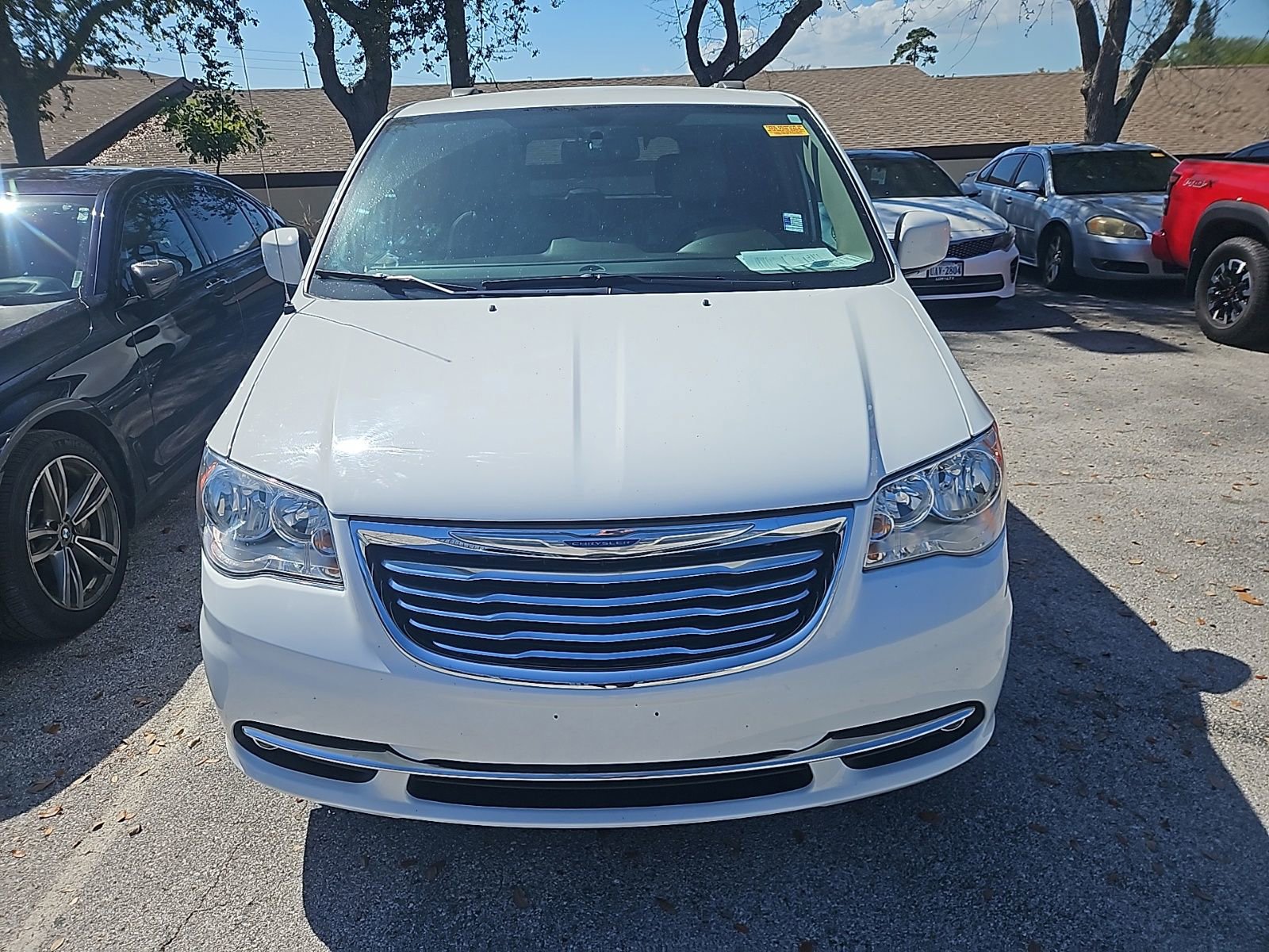 Used 2015 Chrysler Town & Country Touring w/ Driver Convenience Group image 3
