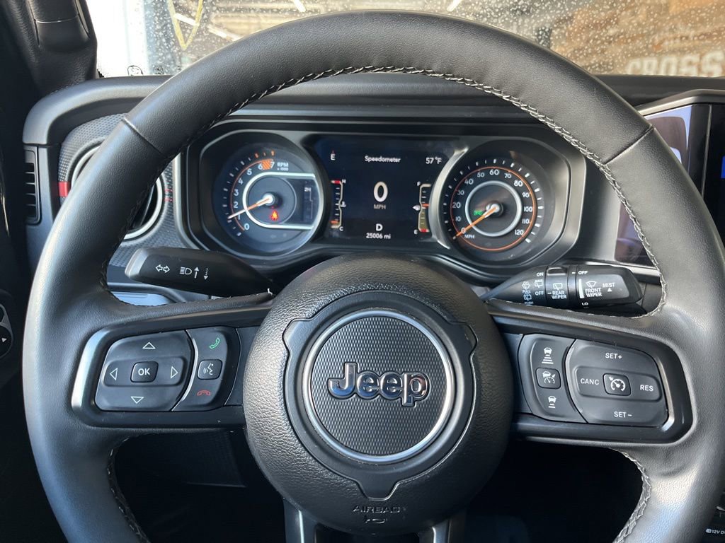 Used 2025 Jeep Wrangler Unlimited Rubicon AWD/4WD image 3