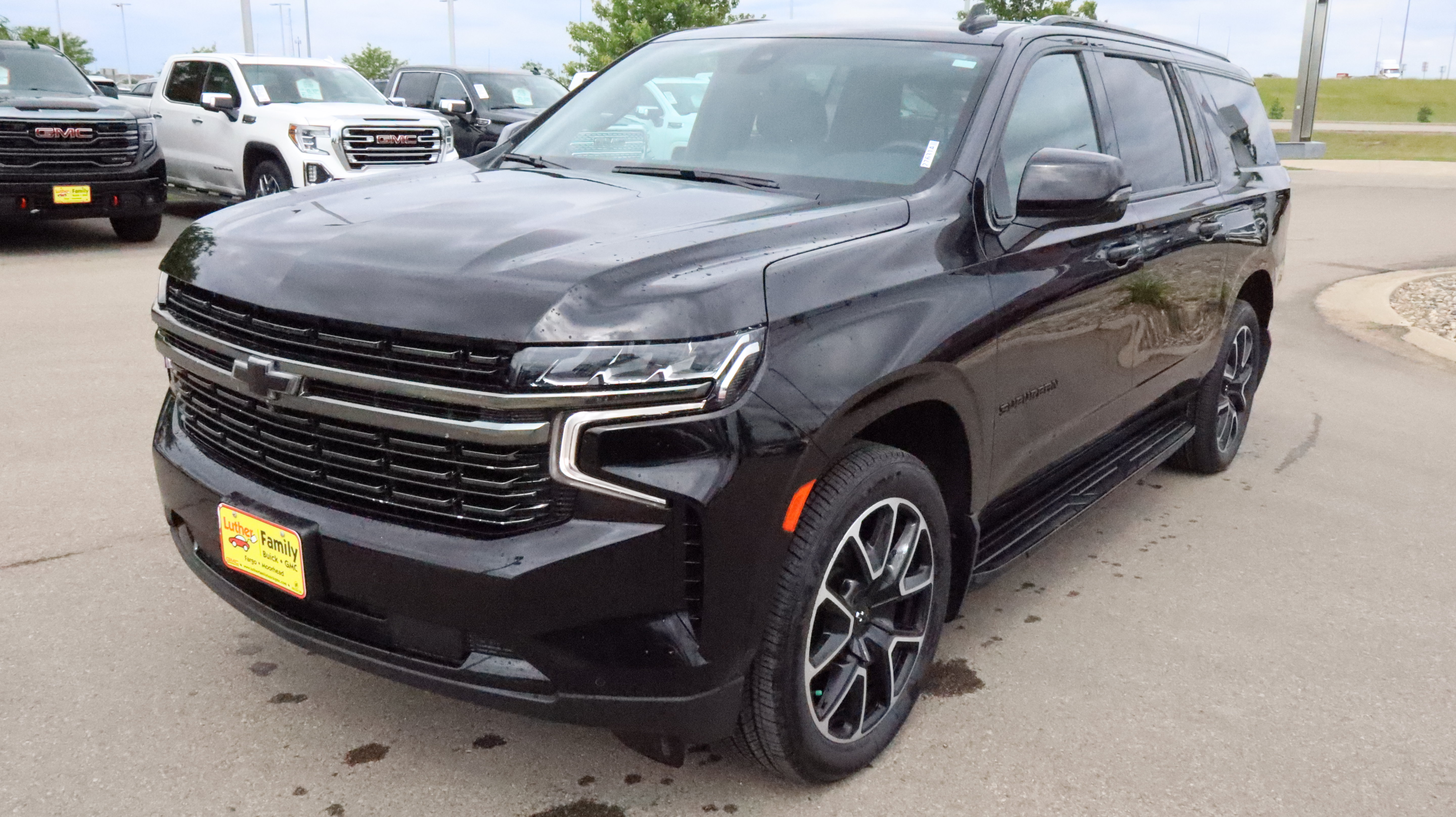 Certified 2022 Chevrolet Suburban RST w/ Luxury Package AWD/4WD image 3