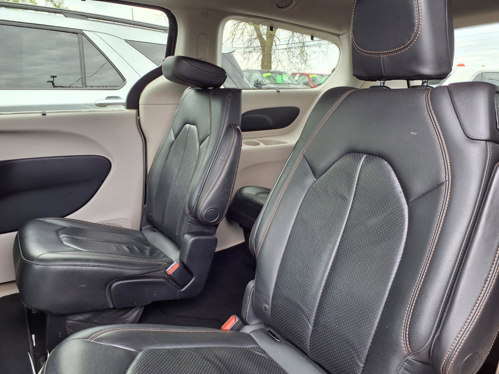 Used 2018 Chrysler Pacifica Touring-L w/ Tire & Wheel Group FWD image 7