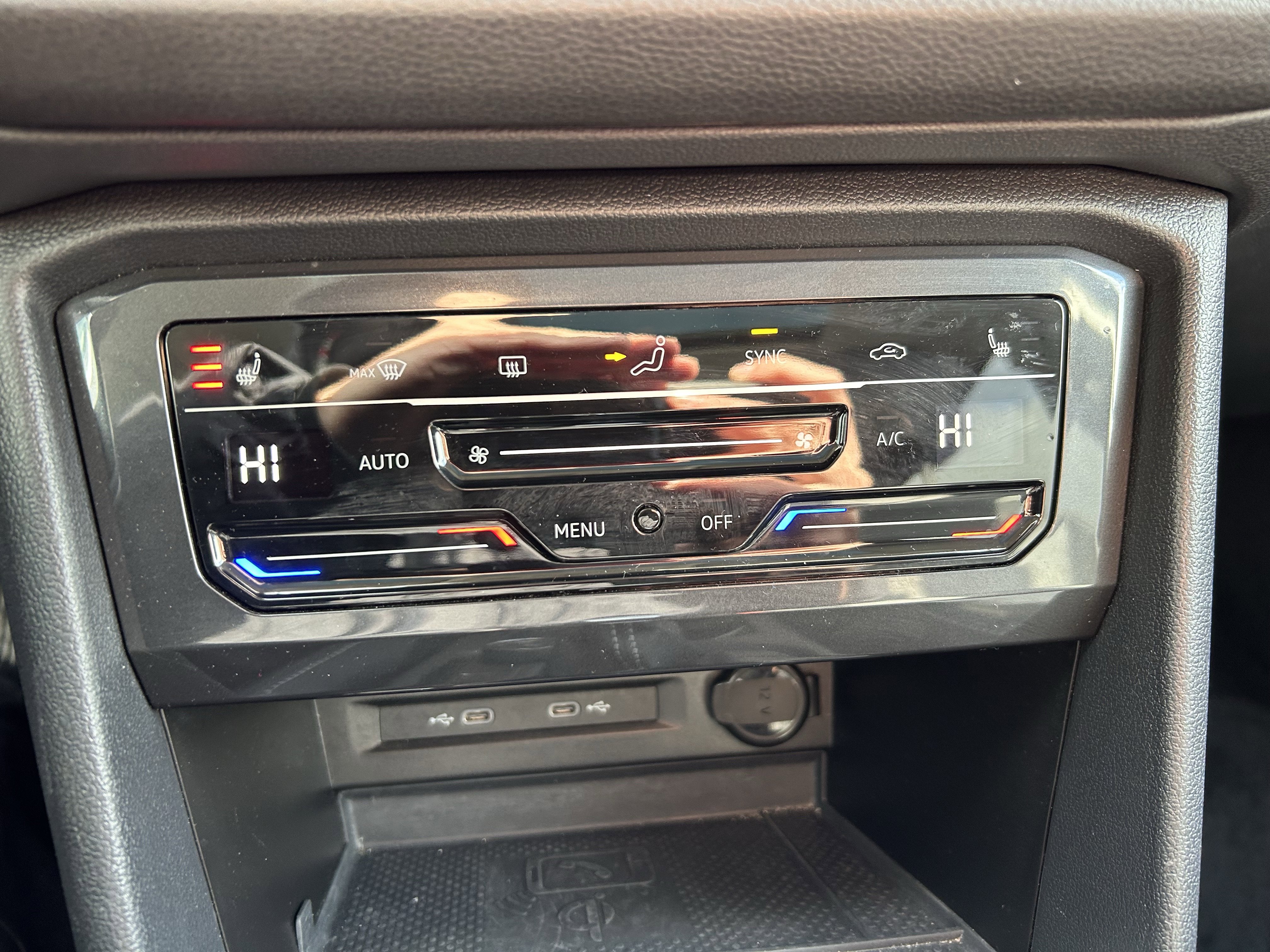 Certified 2024 Volkswagen Tiguan SE w/ Panoramic Sunroof Package image 14