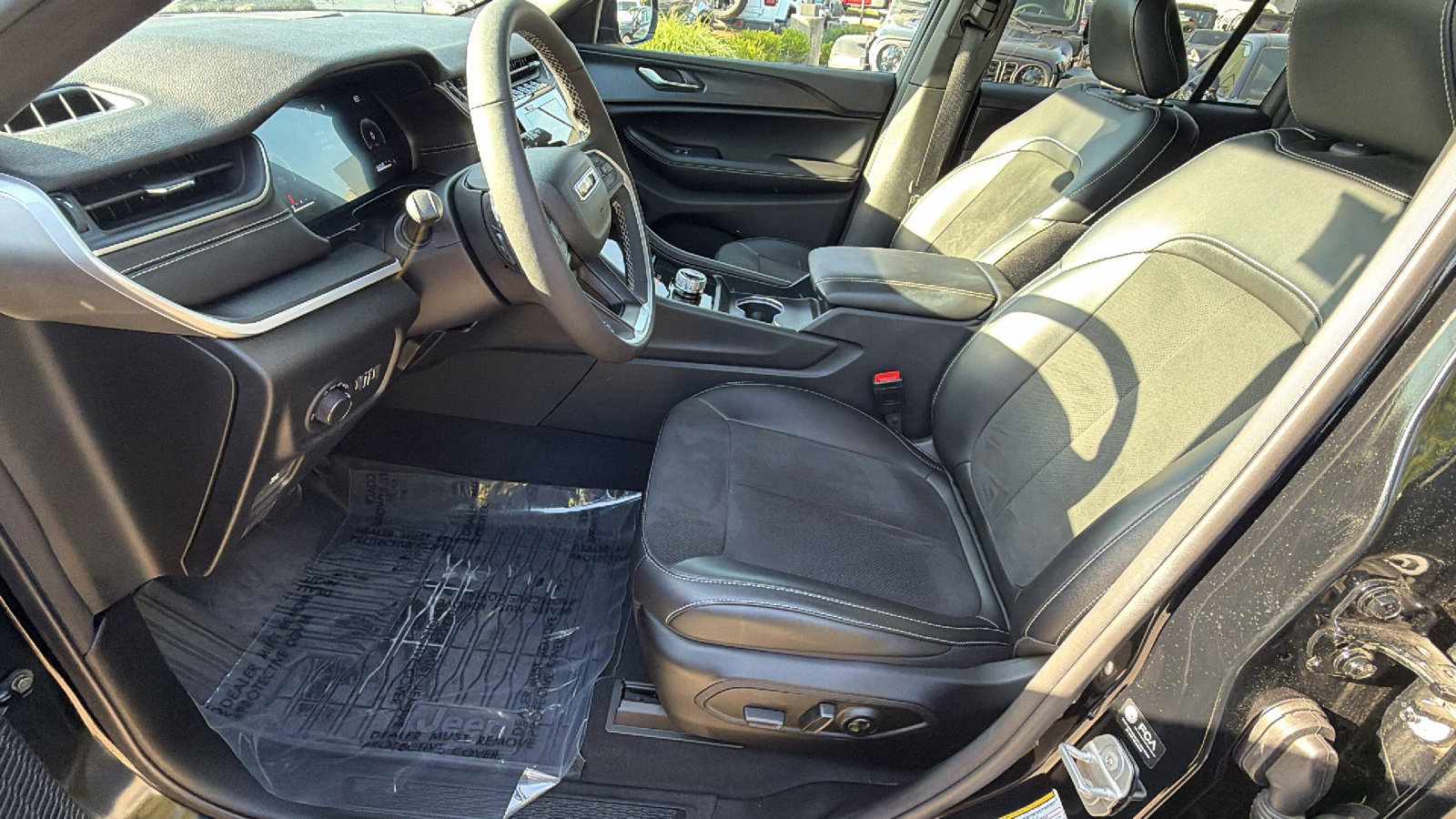 Used 2025 Jeep Grand Cherokee Altitude AWD/4WD image 16