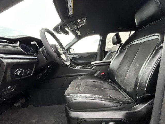 Used 2024 Jeep Grand Cherokee Altitude image 10