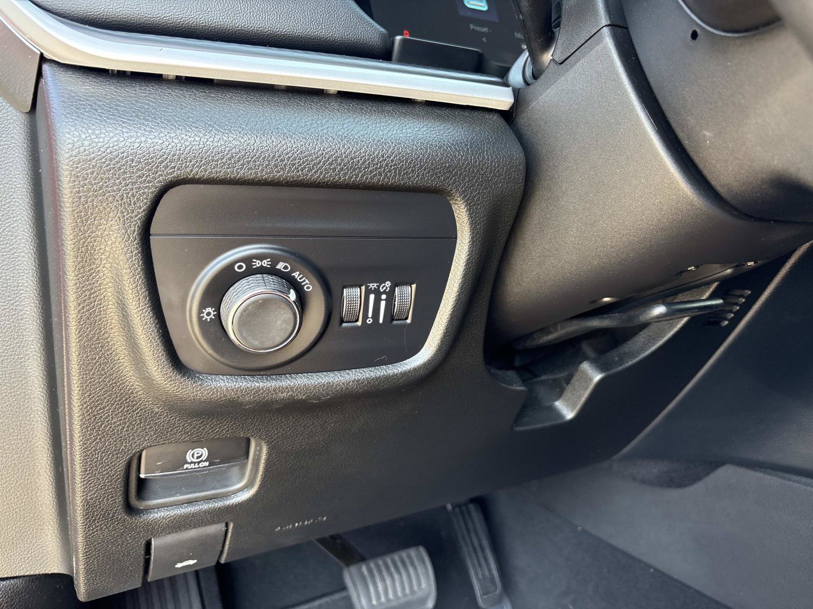 Certified 2024 Jeep Grand Cherokee L Laredo w/ Trailer Tow Package AWD/4WD image 31