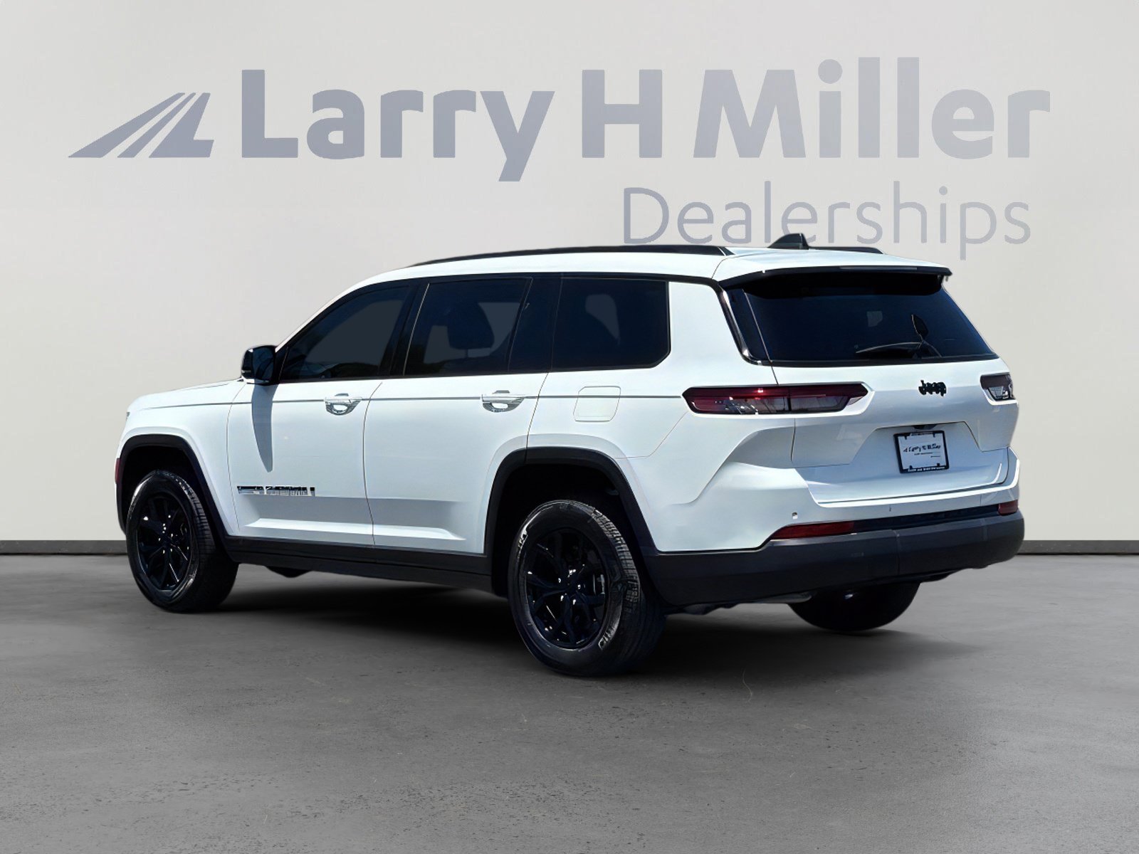 Used 2025 Jeep Grand Cherokee L Altitude RWD image 4
