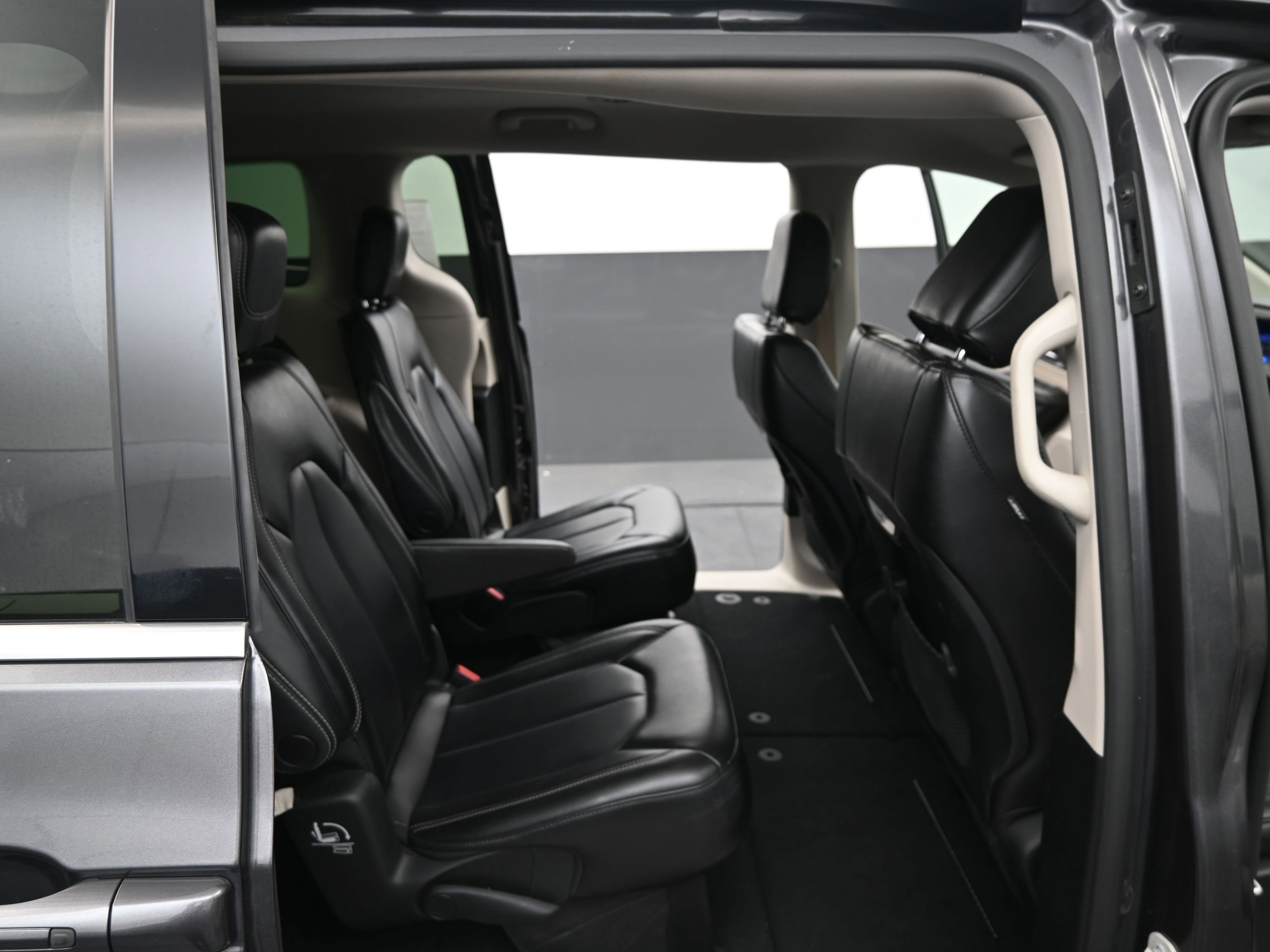 Used 2023 Chrysler Pacifica Touring-L image 19