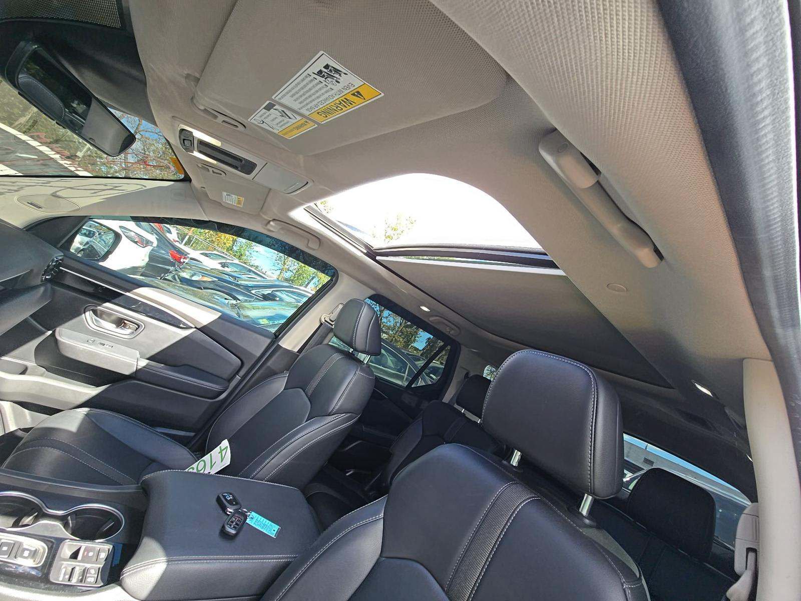 Used 2025 Honda Pilot Touring image 11