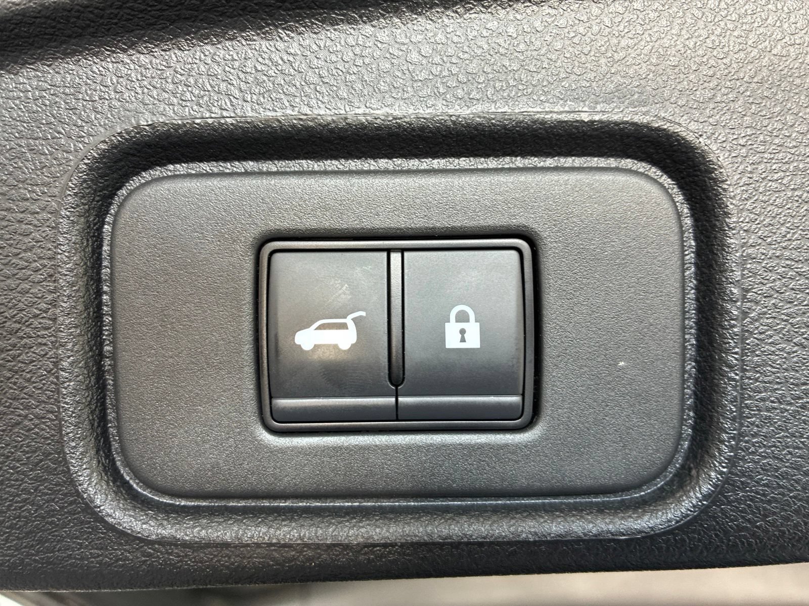 Used 2025 Nissan Pathfinder SV FWD image 12
