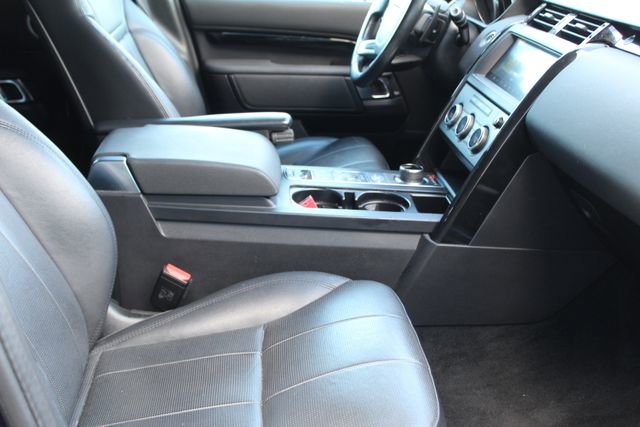 Used 2019 Land Rover Discovery SE image 3