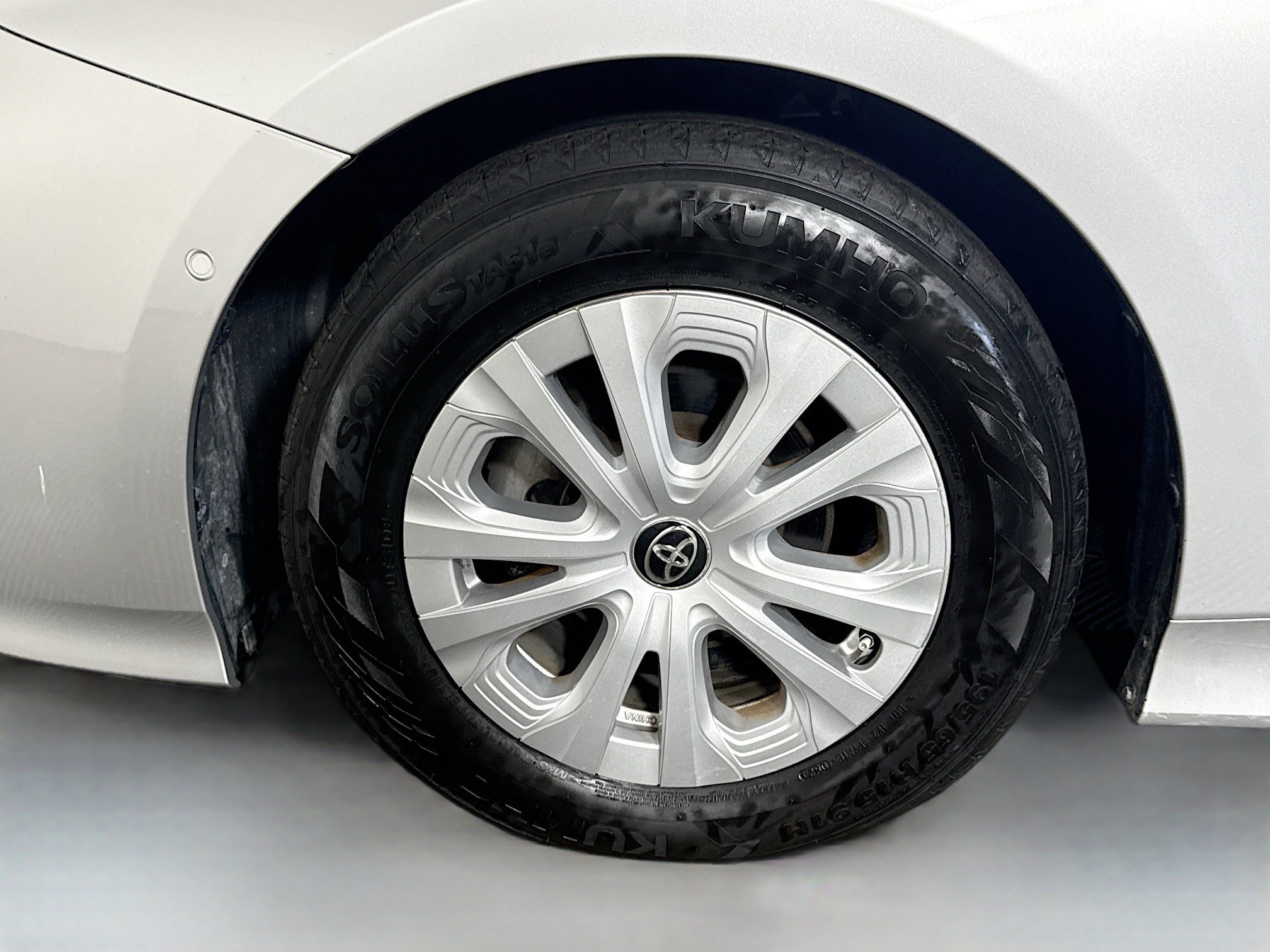 Used 2021 Toyota Prius LE FWD image 38