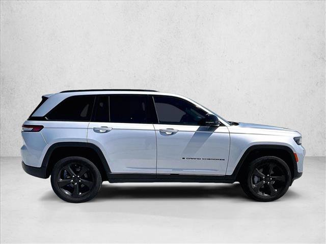 Used 2025 Jeep Grand Cherokee Limited w/ Luxury Tech Group II RWD image 5