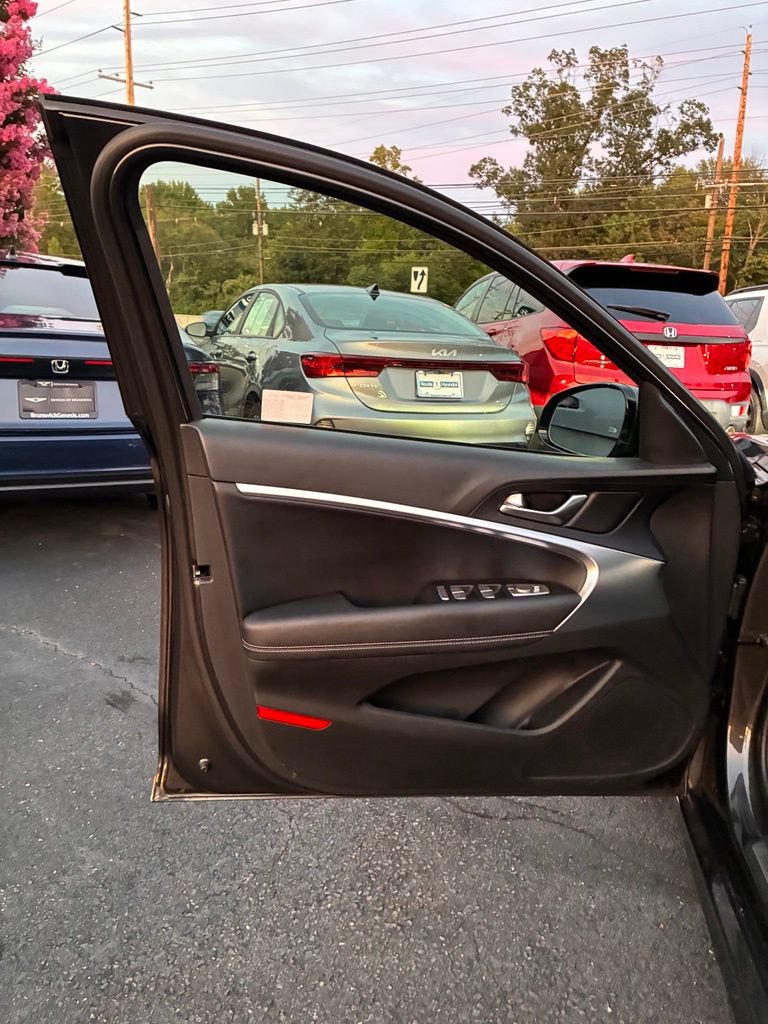 Used 2025 Genesis G70 2.5T AWD/4WD image 26