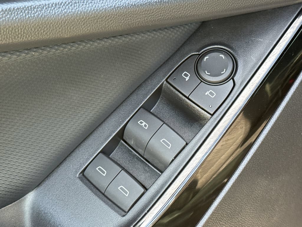 Used 2025 Chevrolet Equinox LT w/ Safety and Technology Package FWD image 19