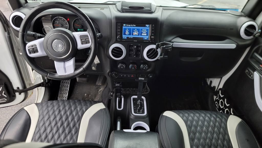 Used 2015 Jeep Wrangler Unlimited Sahara image 24