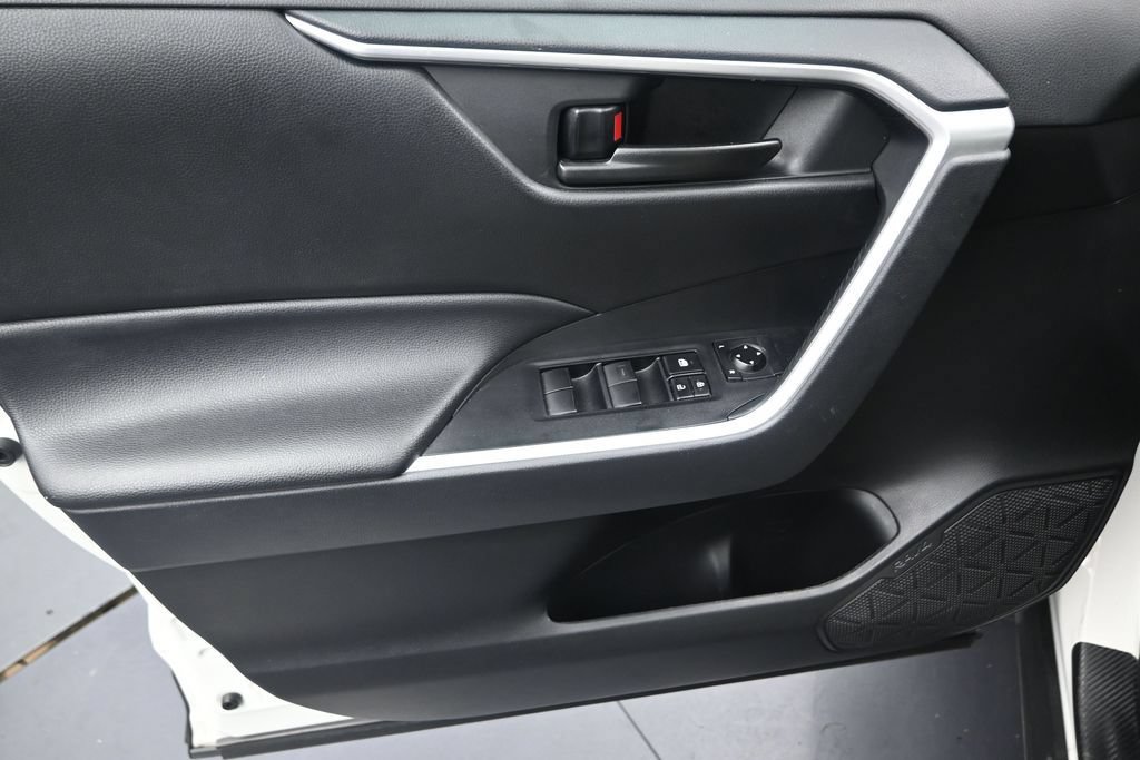 Used 2022 Toyota RAV4 LE FWD image 11