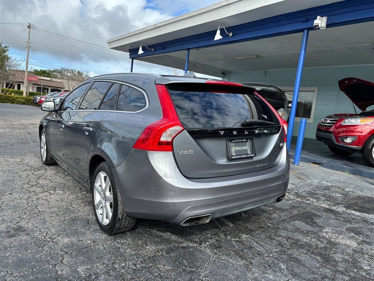 Used 2017 Volvo V60 T5 Premier w/ Convenience Package image 4