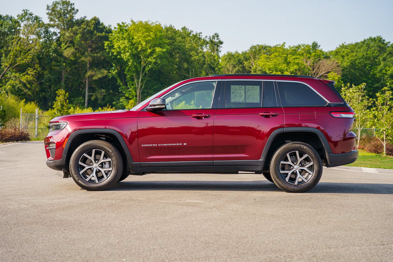Used 2024 Jeep Grand Cherokee Limited RWD image 4