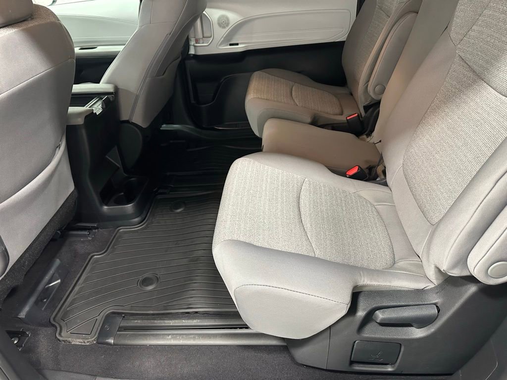 Used 2025 Toyota Sienna LE image 45