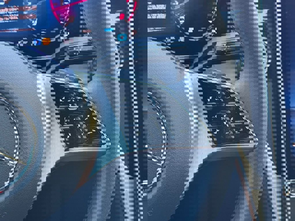 Used 2025 Mercedes-Benz GLC 300 4MATIC image 30