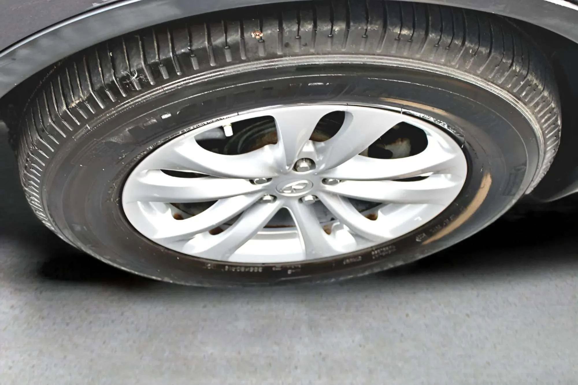 Used 2017 INFINITI QX70 3.7 w/ Premium Package image 28