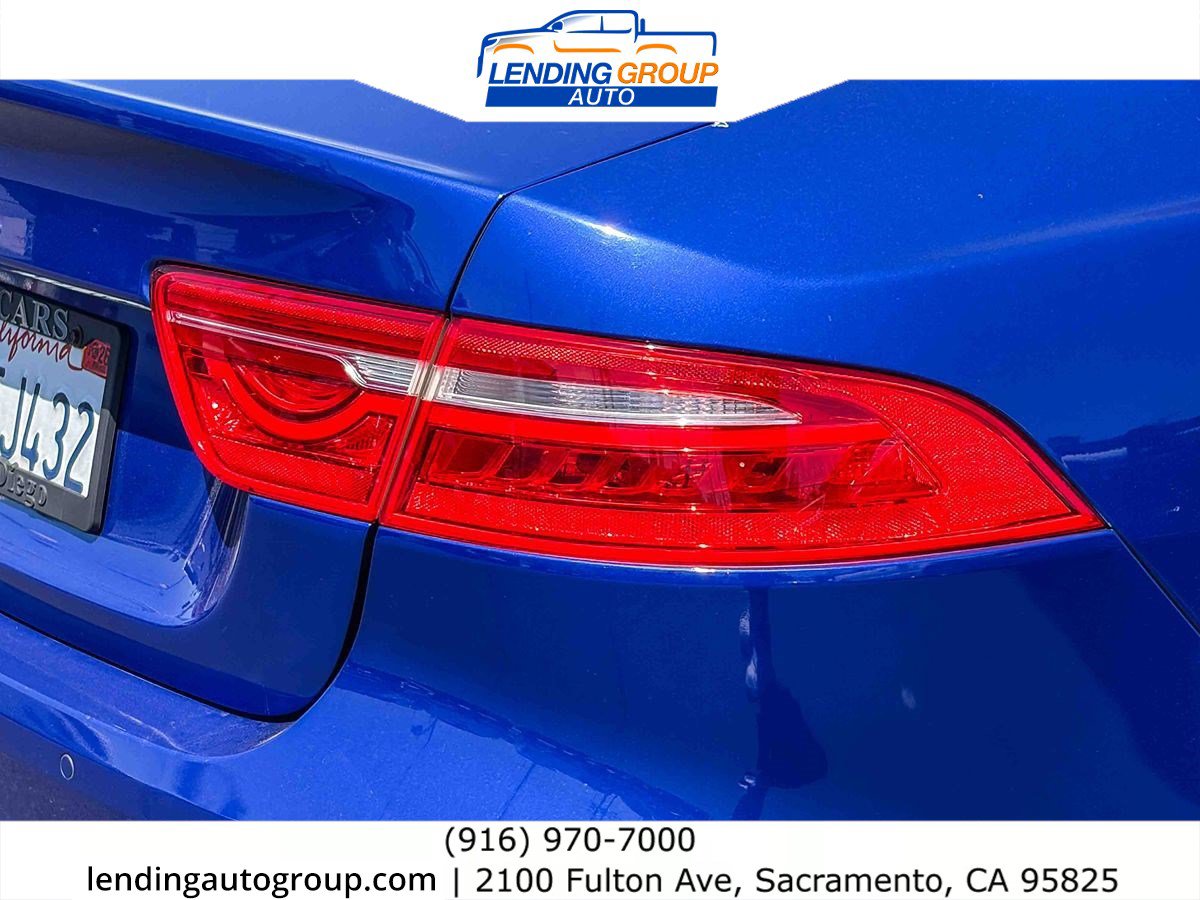 Used 2017 Jaguar XE Premium RWD image 8