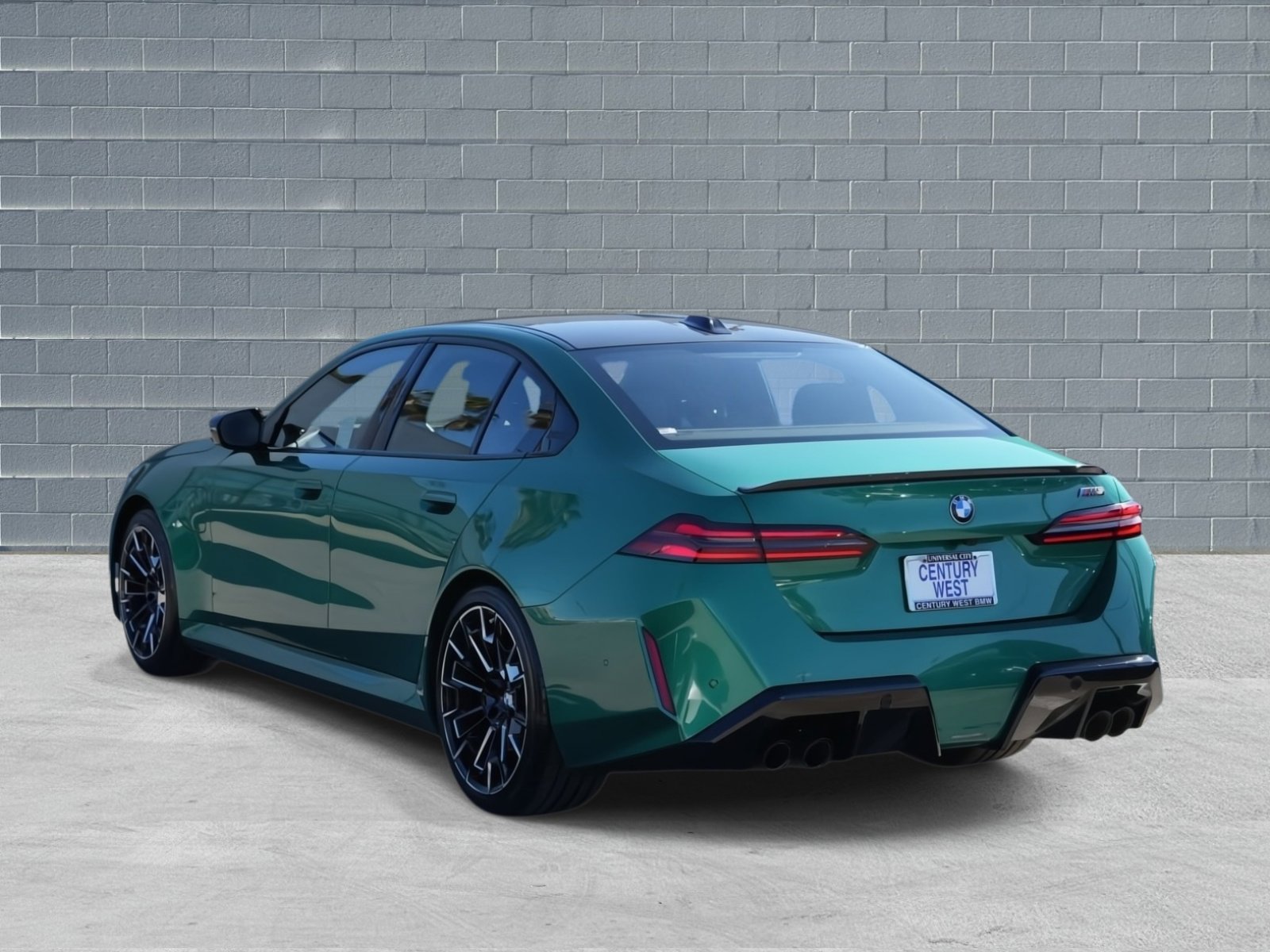 Used 2025 BMW M5 w/ Carbon Package image 4