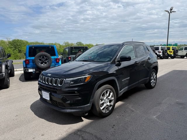 Used 2024 Jeep Compass Latitude w/ Sun and Sound Group AWD/4WD image 7