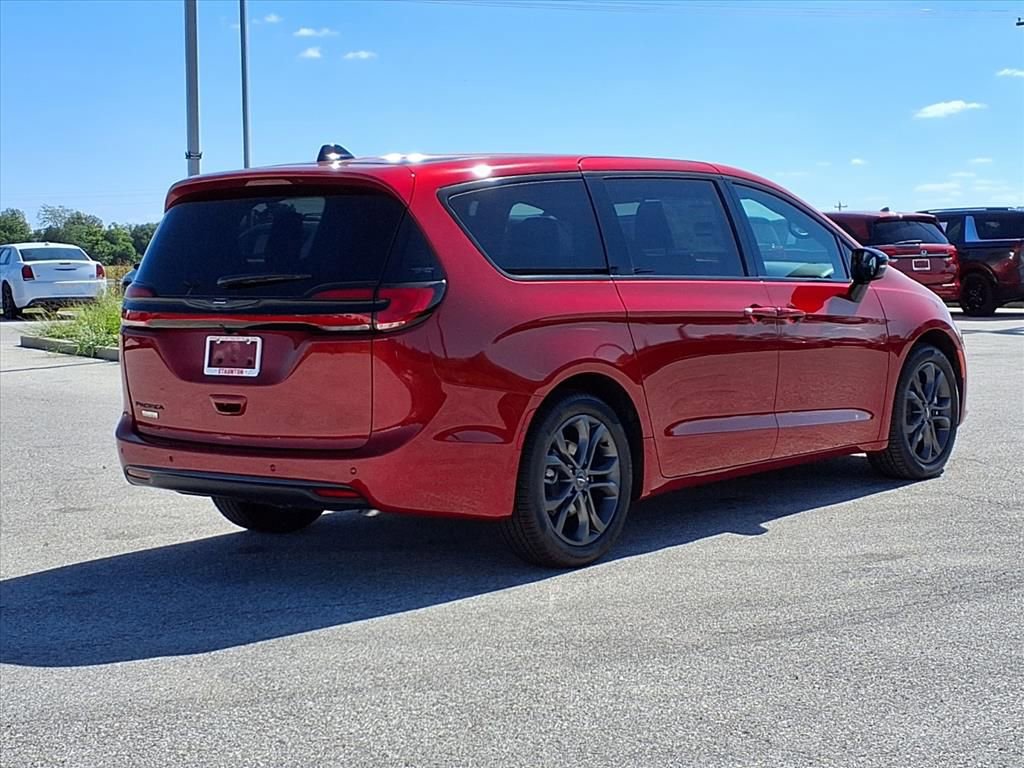 New 2026 Chrysler Pacifica Select image 2