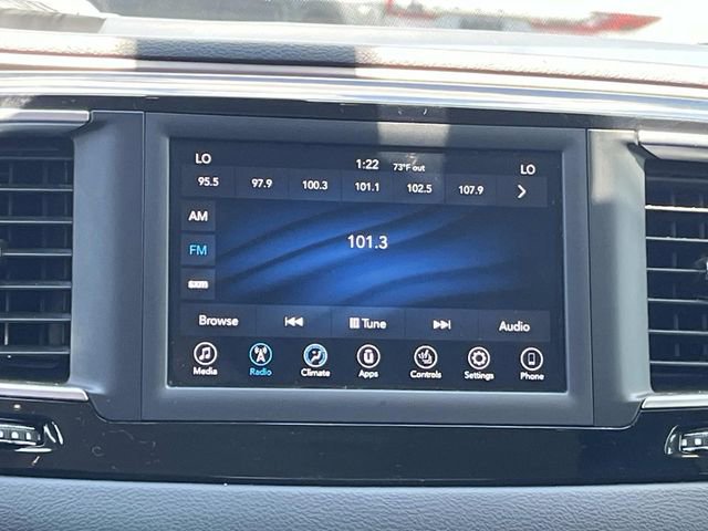 Used 2018 Chrysler Pacifica Touring-L FWD image 16