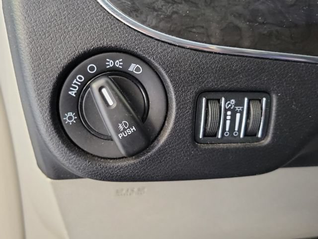Used 2016 Chrysler Town & Country Touring FWD image 12