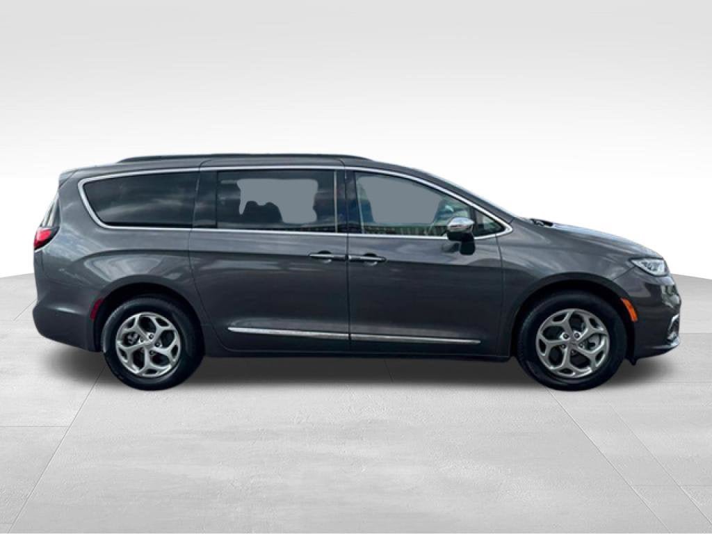 Used 2022 Chrysler Pacifica Limited AWD/4WD image 8