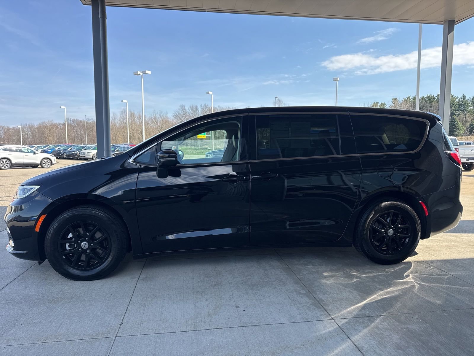 Used 2024 Chrysler Pacifica Touring-L FWD image 4
