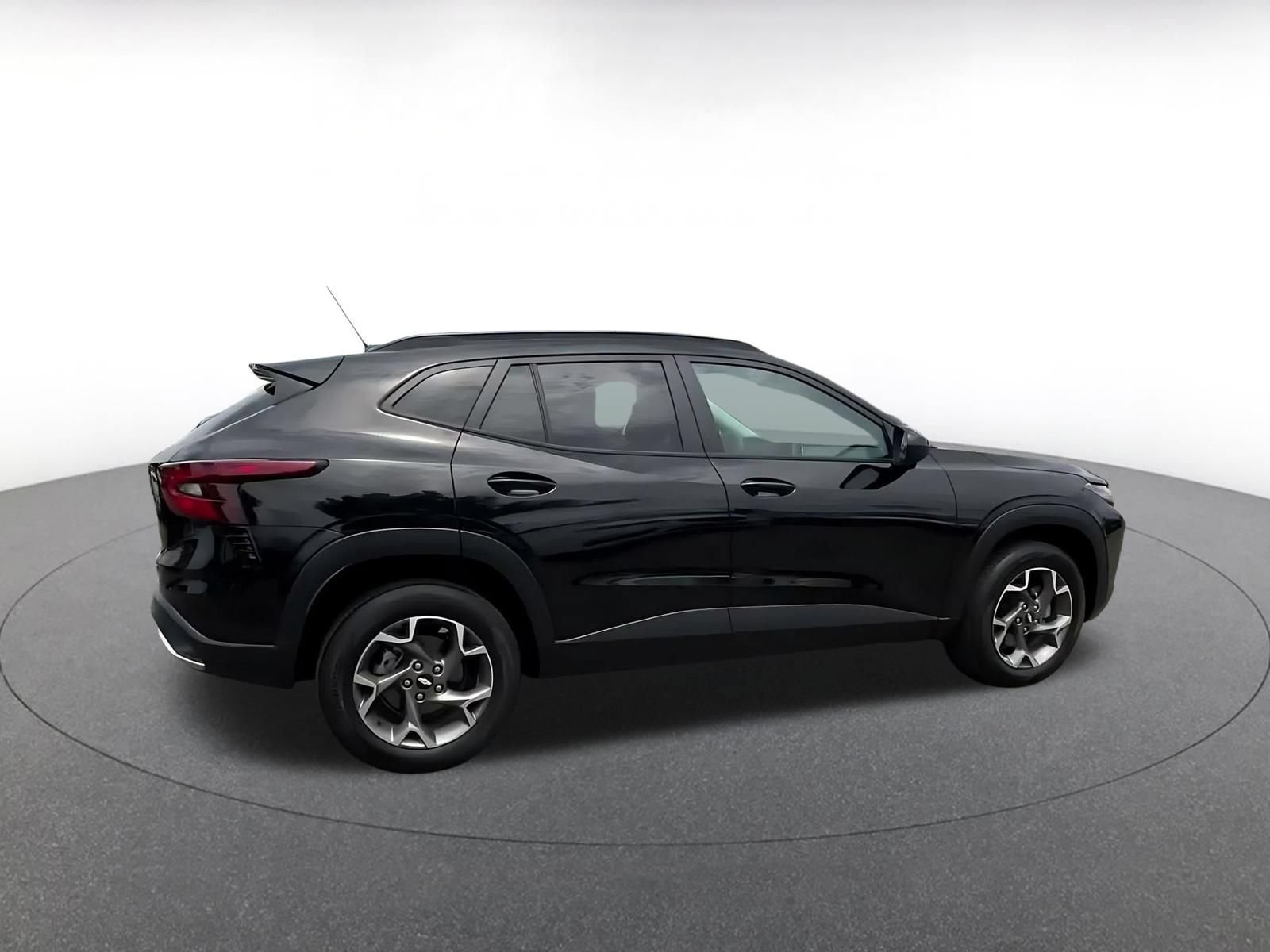 Used 2025 Chevrolet Trax LT FWD image 14