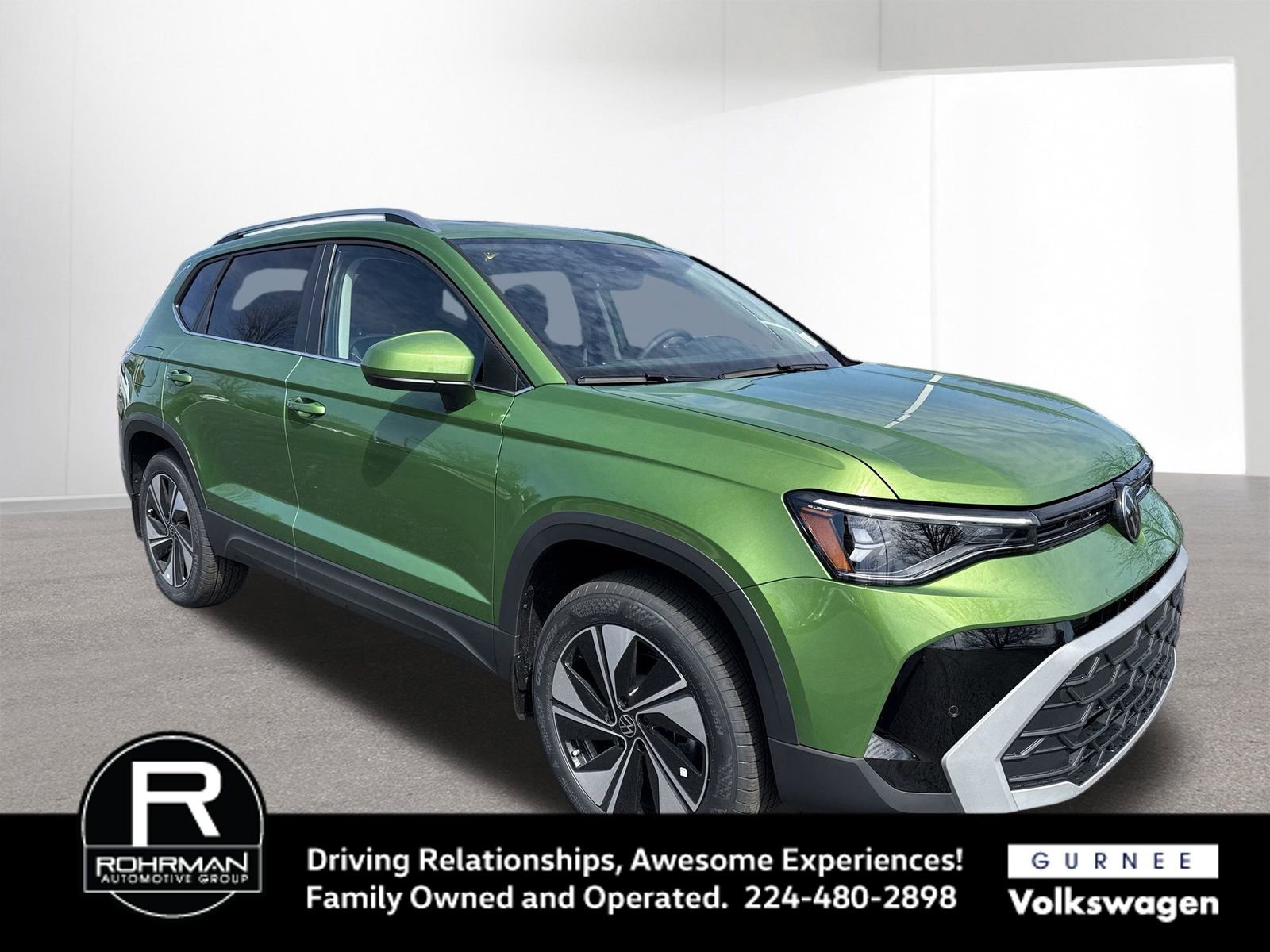 Used 2025 Volkswagen Taos SE AWD/4WD image 2