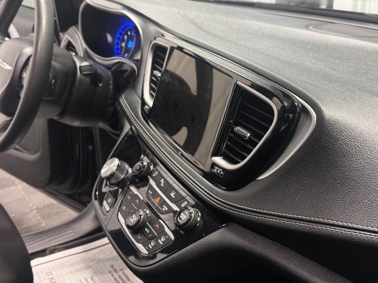 Used 2023 Chrysler Pacifica Touring image 16