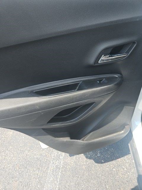 Used 2020 Chevrolet Trax LT w/ LT Convenience Package FWD image 16