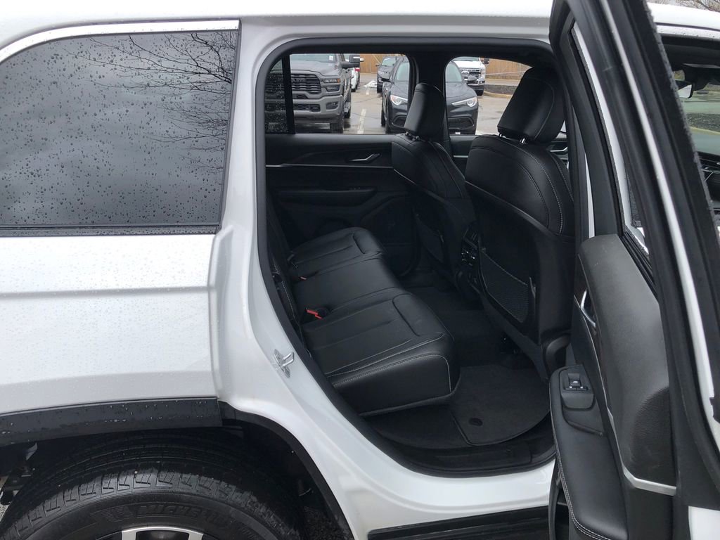 Used 2025 Jeep Grand Cherokee Limited image 24