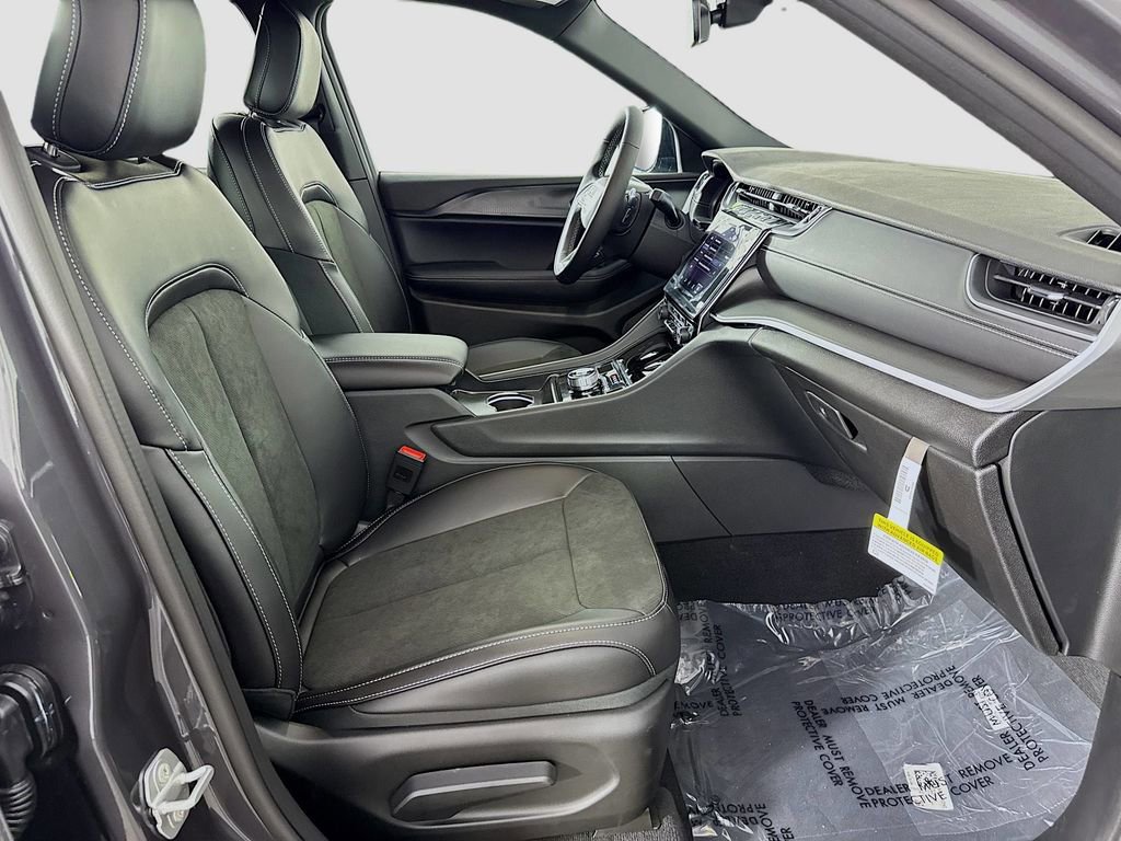 New 2025 Jeep Grand Cherokee L Laredo image 16