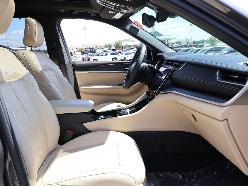 Used 2023 Jeep Grand Cherokee L Limited w/ Luxury Tech Group II AWD/4WD image 8