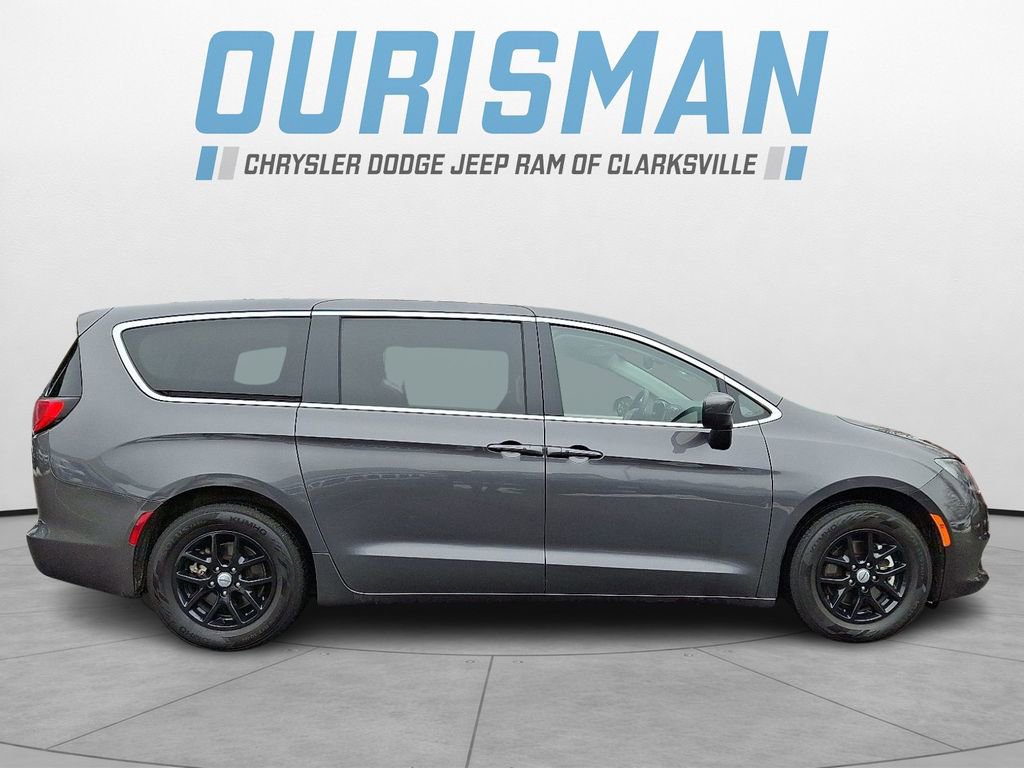 Used 2023 Chrysler Voyager LX image 7
